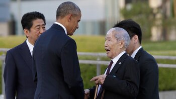 Sunao Tsuboi junto a Barack