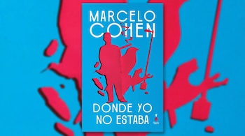 Cubierta del libro "Donde Yo No Estaba" de Marcelo Cohen en formato apaisado. Silueta roja de una persona y manchas sobre un fondo azul vibrante.