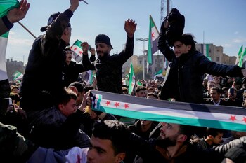 Personas celebraron la caída de