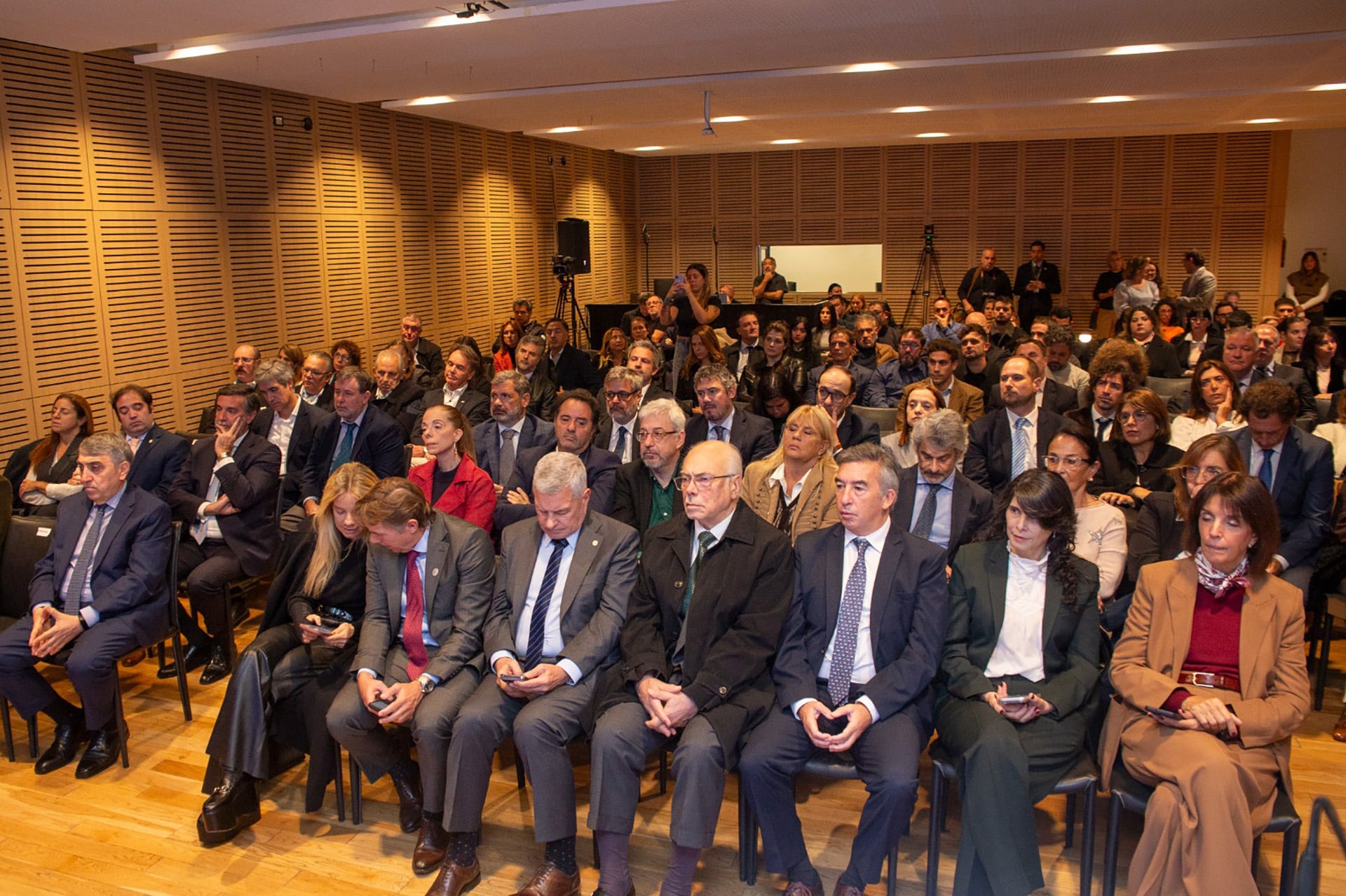 Un numeroso grupo de funcionarios, académicos y profesionales asiste a la capacitación sobre la Ley Malvinas en un evento institucional