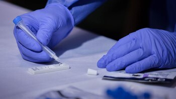 Se debe colocar 5 gotitas