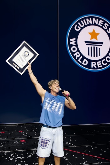 Quién es Alejo Igoa, el youtuber que rompió un récord Guinness tras conseguir 110 millones de suscriptores en su canal