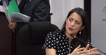 La diputada de VAMOS, Claudia Ortiz, pidió algunas explicaciones al ministro de Hacienda, Jerson Posada, para aclarar datos sobre cómo funcionarán las alianzas público privadas./ (Asamblea Legislativa)