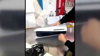 Organizaciones criminales dedicadas al tráfico ilícito de drogas utilizan adornos navideños, jueguetes y hasta consolas de videojuegos como camuflaje para enviar droga. (Captura/Panorama)