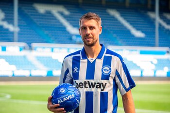 El deportivo Alavés presenta este lunes en Vitoria a su último fichaje, el defensa francés Florian Lejeune. EFE/ David Aguilar