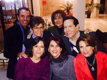 Juan José Origel junto a