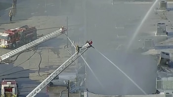 Bomberos rocían agua en el