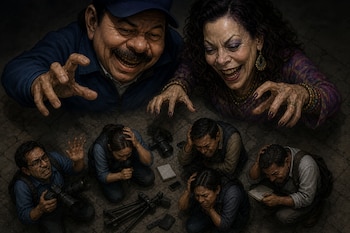 Daniel Ortega y Rosario Murillo con las manos extendidas sobre cinco periodistas agachados con cámaras, cuadernos y micrófonos en el suelo.