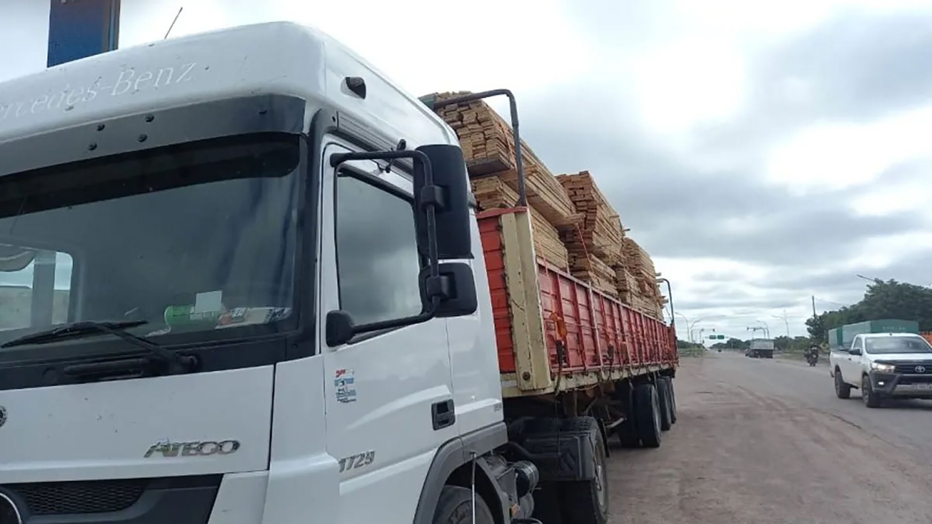 El conductor del camión denunció un robo (Fotos: Policía de Santiago del Estero)