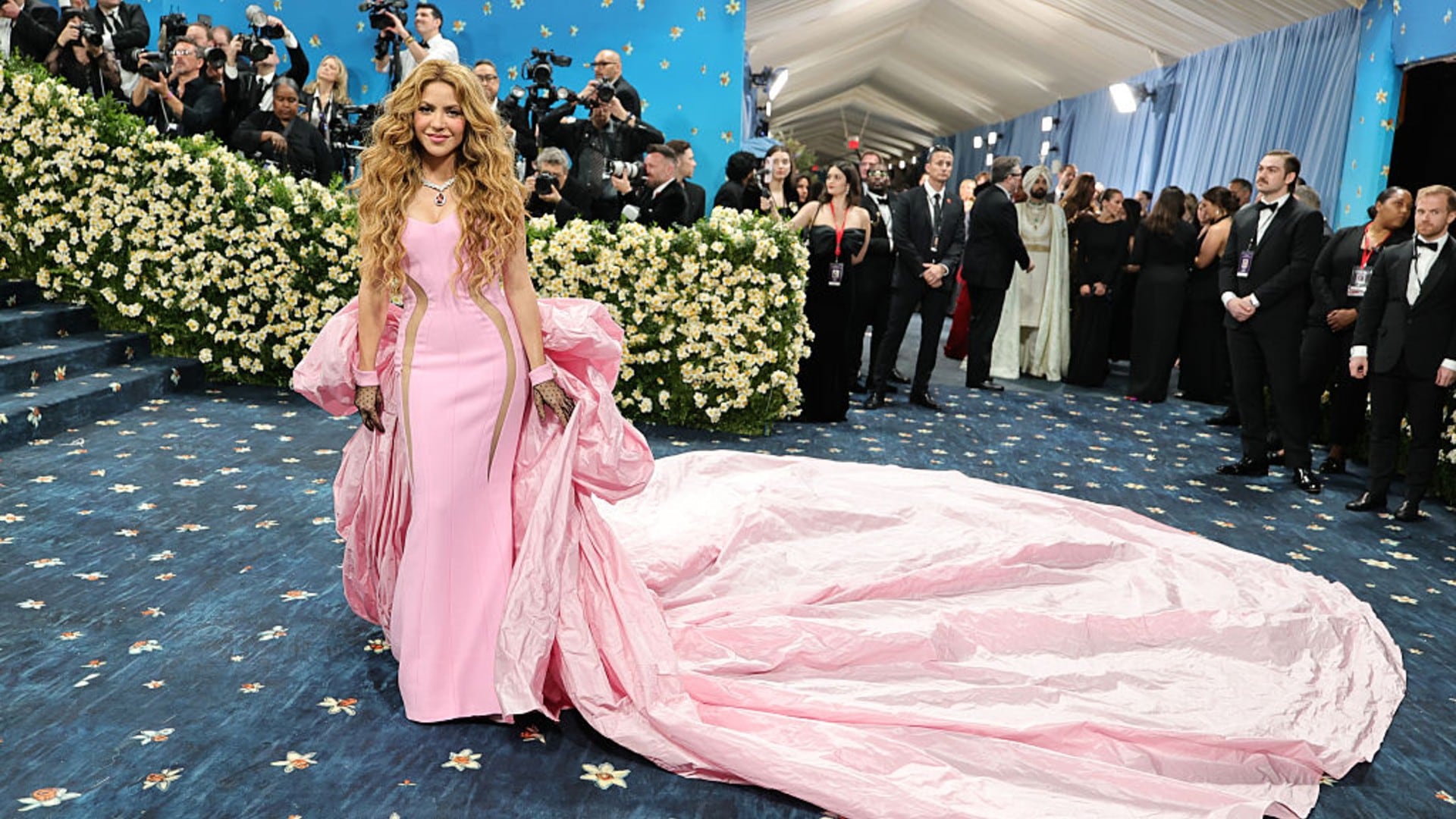 Shakira deslumbró con un imponente vestido en la Met Gala 2025: así fue su  entrada al evento - Infobae
