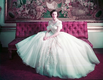 Dior organizó muestras privadas de sus sugerencias para la realeza británica y una de ellas se exhibe en la muestra, es de las más célebres: la que usó la princesa Margarita, hermana de la reina, en su cumpleaños 21 (© Cecil Beaton, Victoria and Albert Museum, London)