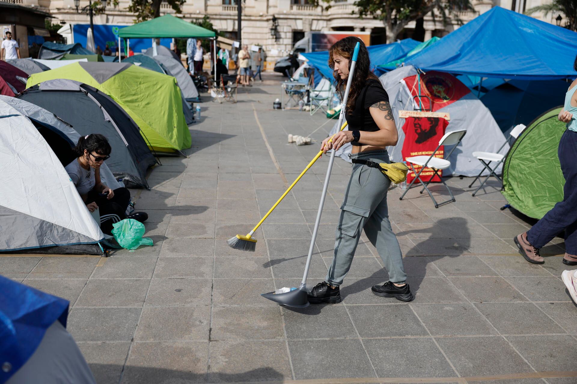 Vista de la acampada espontánea que comenzó ayer sábado por la tarde en València tras la manifestación por la vivienda. (EFE/ Kai Försterling)