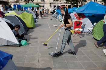 Vista de la acampada espontánea que comenzó ayer sábado por la tarde en València tras la manifestación por la vivienda y que ha pasado su primera noche con la aspiración de continuar de forma “indefinida”.