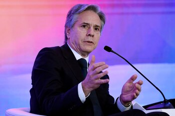 El secretario de Estado estadounidense, Antony Blinken, y el ministro de Exteriores de Rusia, Serguéi Lavrov, se reunieron brevemente en una cumbre de cancilleres del G20 en India. (REUTERS)