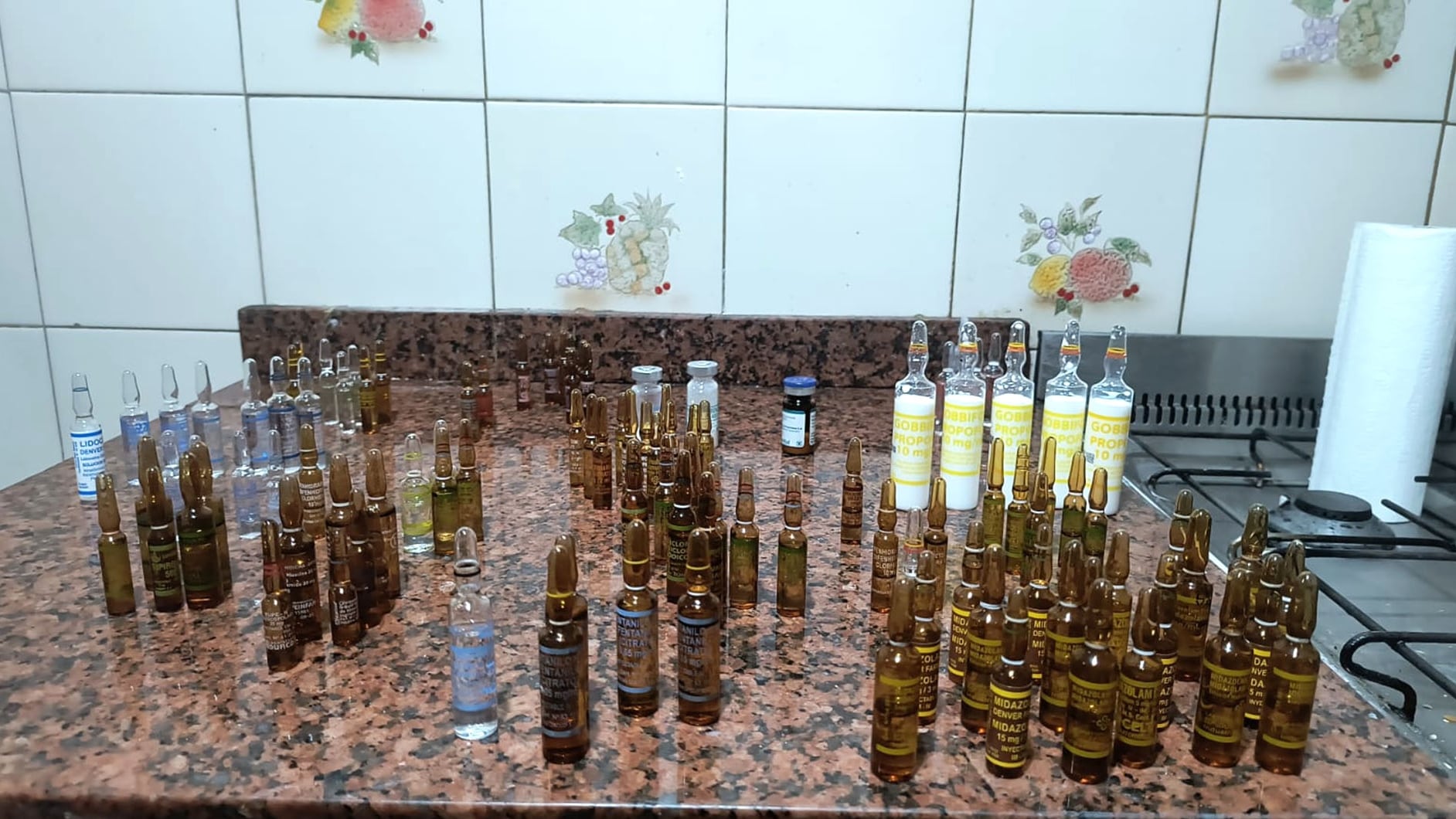 Varios medicamentos en ampollas y viales, incluyendo propofol y fentanilo, fueron hallados en el departamento del enfermero fallecido de Palermo.