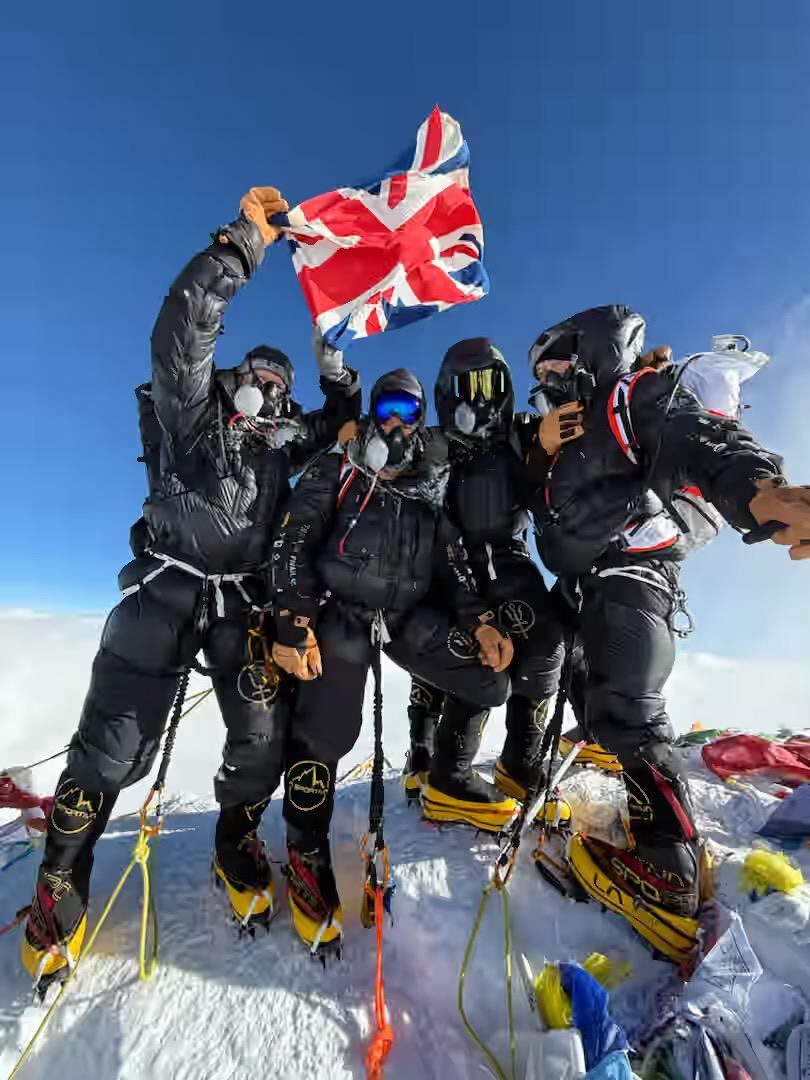 Cuatro montañistas británicos posan en la cima del Monte Everest menos de una semana después de partir de Londres, el 21 de mayo del 2025. (Sandro Gromen-Hayes)