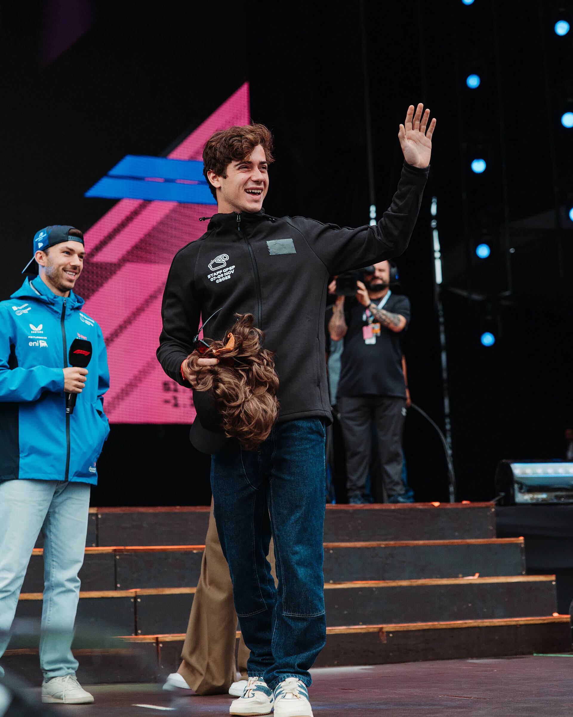 El momento en que el argentino se quitó el disfraz y los fanáticos descubrieron quién era el hombre de bigotes (@f1)
