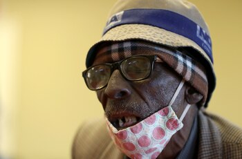 Un anciano en el Centro de Atención a la Tercera Edad de Munsieville, en las afueras de Johannesburgo, Sudáfrica, 17 de mayo de 2021. (REUTERS)