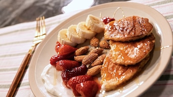 Pancakes de yogur y avena: la receta proteica que se prepara en 20 minutos