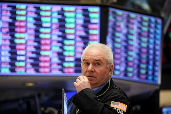 Un trader trabaja en el piso de la Bolsa de valores de Nueva York (NYSE) en la ciudad de Nueva York, EE. UU., 5 de mayo de 2022. (REUTERS/Brendan McDermid)