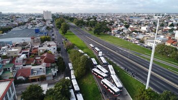 Los empresarios de colectivos dicen que no pueden pagar el medio aguinaldo