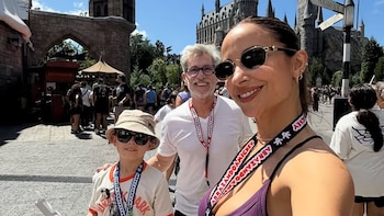 El productor y la bailarina junto a su hijo, fruto de su amor, durante uno de sus viajes familiares (Instagram)