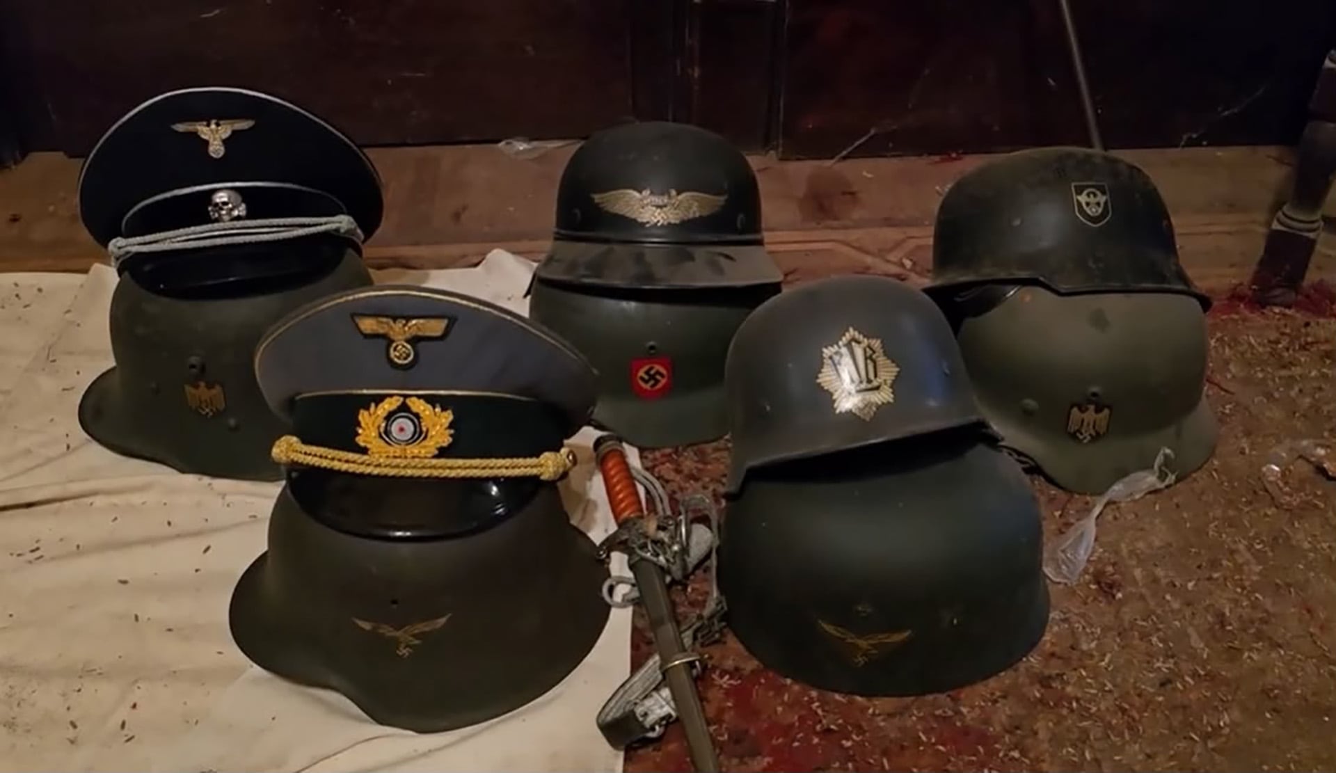 Cascos y sombreros con simbología nazi