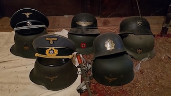 Un llamado al SAME por una descompensación reveló un arsenal y símbolos nazis en la casa de un hombre de 89 años