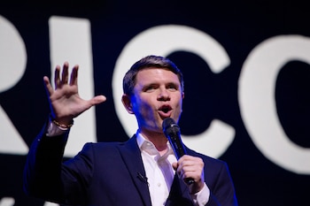 El candidato al Senado de Texas, James Talarico (demócrata por Texas), habla en un mitin de campaña el 2 de marzo de 2026 en Houston, Texas. Talarico está visitando varios lugares del estado antes de las primarias de mañana. Danielle Villasana/Getty Images/AFP (Foto de Danielle Villasana / GETTY IMAGES NORTH AMERICA / Getty Images vía AFP)