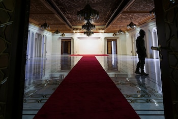 Un combatiente rebelde camina dentro de la sala de bienvenida en el Palacio Presidencial conocido como Qasr al-Shaab «Palacio del Pueblo», después de que los rebeldes tomaran la capital y derrocaran al dictador sirio Bashar Al-Assad, en Damasco (Reuters)