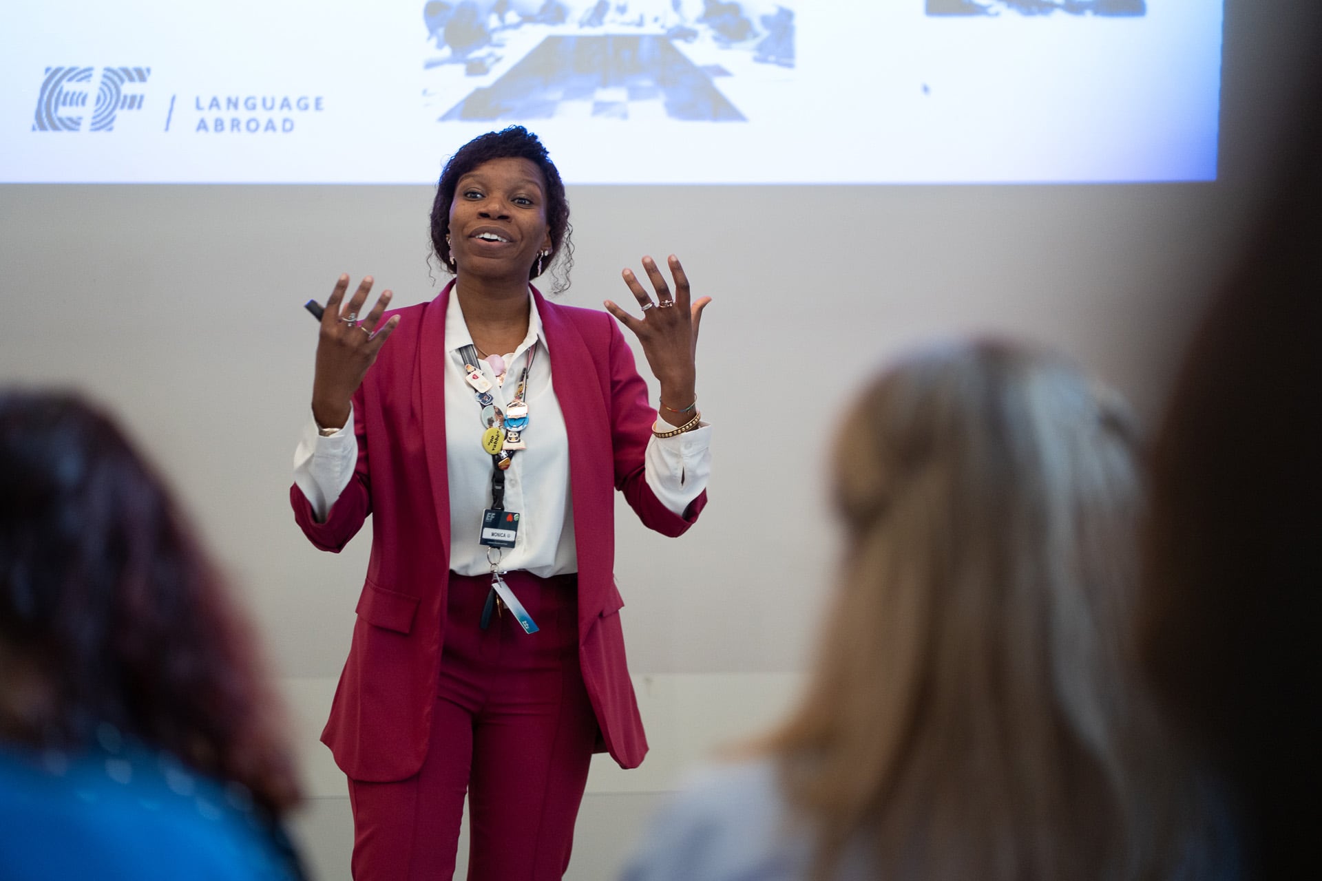 La directora Monica Uwaifo destaca que la inmersión cultural busca que el estudiante no sea un turista, sino un habitante más que se sumerge en la vida de la ciudad.