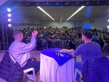 El Papu y una multitud