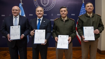 El ministro Presti; el jefe del Estado Mayor General del Ejército Oscar Zarich; el embajador de los EEUU, Peter Lamelas; y el subsecretario del Ejército de los EEUU para Exportaciones y Cooperación de Defensa, Patrick Mason firmaron el 21 de agosto la incorporación de 235 vehículos Stryker para el Ejército Argentino