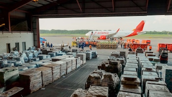 El Salvador envía un séptimo avión a Venezuela con 120 especialistas en rescate