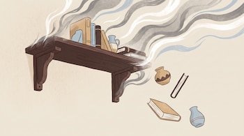Un estante de madera en una pared con libros y jarrones. Humo o niebla se eleva de un extremo del estante. Un libro y dos jarrones caen flotando.