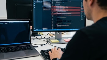 Top 10 de las carreras universitarias que necesitan programación y que desaparecerían en 2028, según la IA