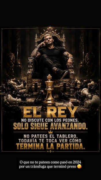 Un hombre con tatuajes sentado en un trono dorado, con una pieza de rey de ajedrez dorada y piezas de ajedrez blancas y negras dispersas en el suelo