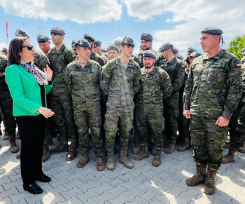 Margarita Robles con militares españoles en Eslovaquia (Ministerio de Defensa)