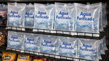 El Invima pidió suspender la venta de una marca de agua que se comercializa con un registro falso