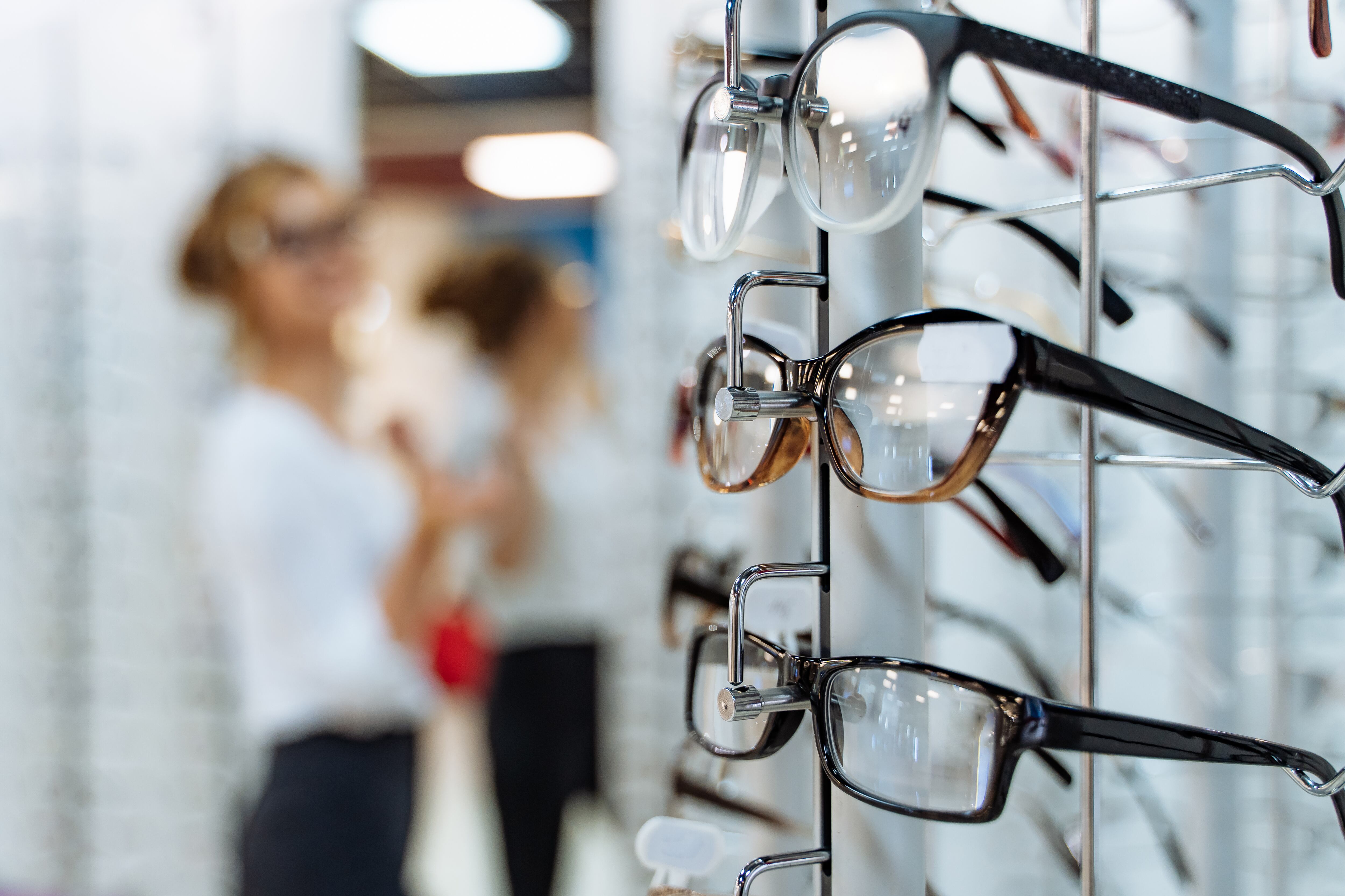El optometrista puede detectar alteraciones visuales y derivar al oftalmólogo en caso de sospechar una enfermedad ocular (AdobeStock)