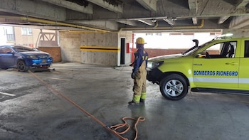 Los carros chocaron primero antes de que el más afectado colisionara contra el muro - crédito Bomberos Rionegro