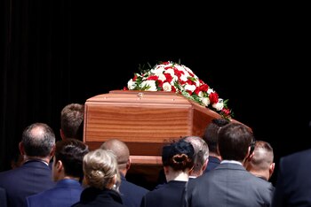 El féretro de Berlusconi ingresando