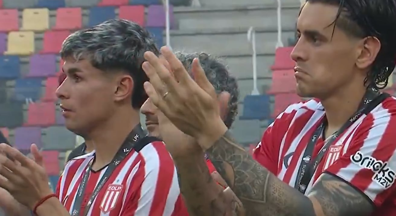 Los jugadores de Estudiantes permanecieron en cancha hasta el final de la ceremonia, aplaudieron a los campeones y le dedicaron una ovación irónica al árbitro Darío Herrera cuando subió al podio a recibir su medalla