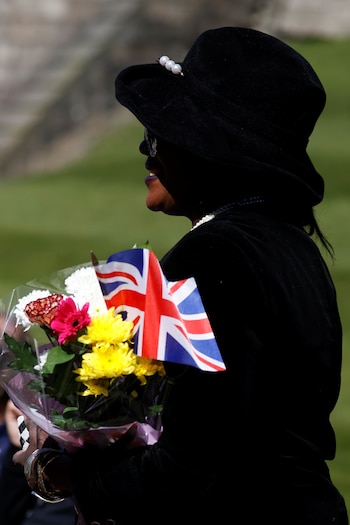 Algunas personas se acercaron para rendirle tributo al príncipe Felipe en las inmediaciones de castillo de Windsor, con flores y banderas británicas
