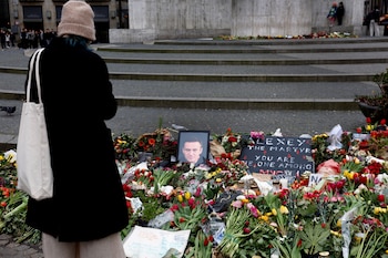 La gente se reunió en