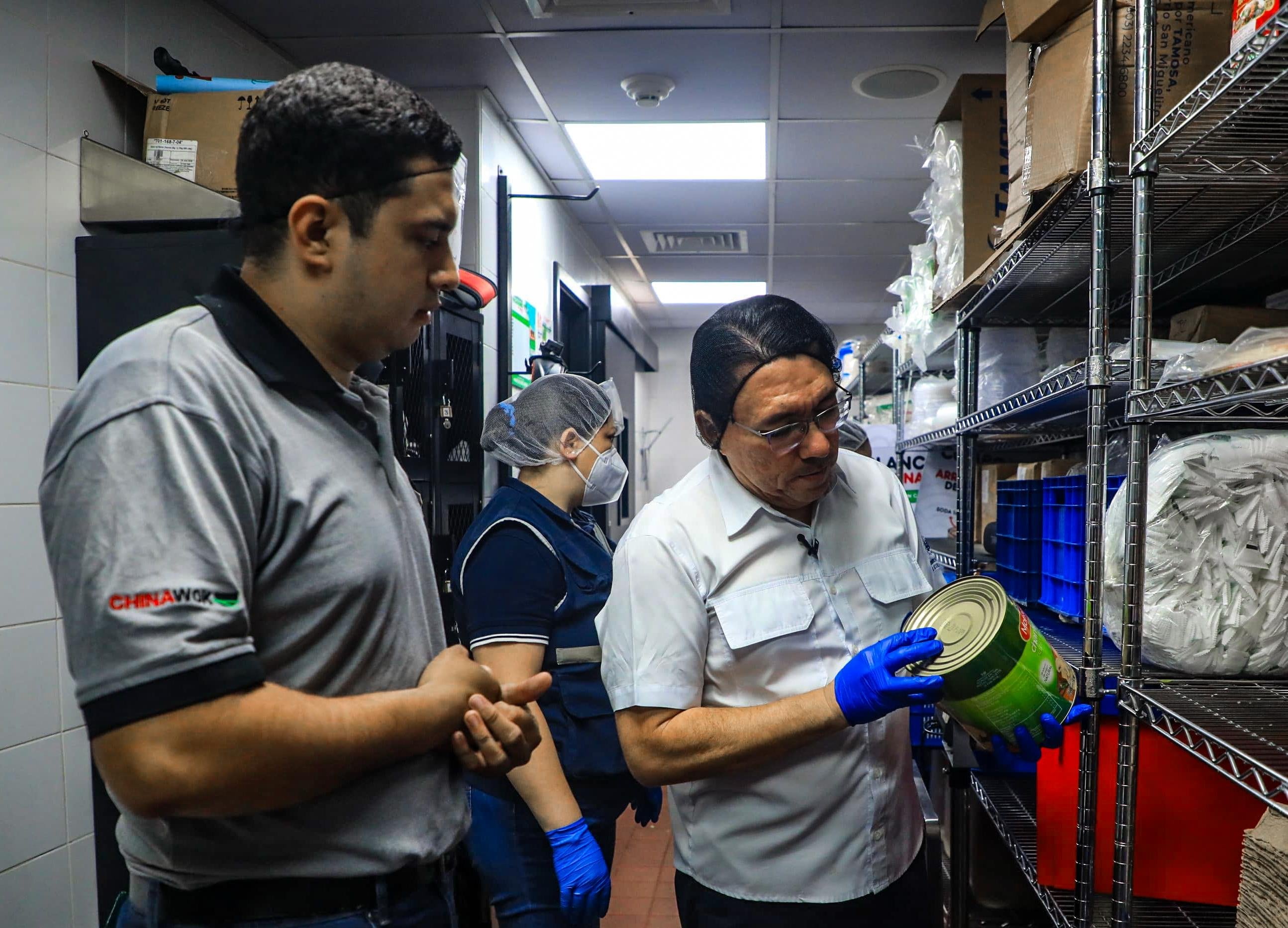 La tenencia de artículos vencidos conlleva la destrucción del producto en el comercio y multas de hasta 500 salarios mínimos. (Cortesía: Secretaría de Prensa/ ARCHIVO)
