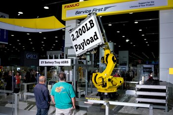 Asistentes observan una demostración en