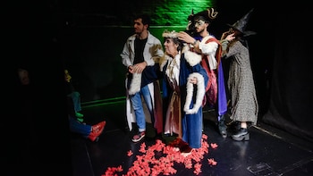 Obra de teatro "Oliva" + Dra Lucia Crivelli y Otros