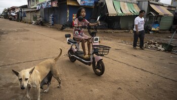 Una niña monta en bicicleta