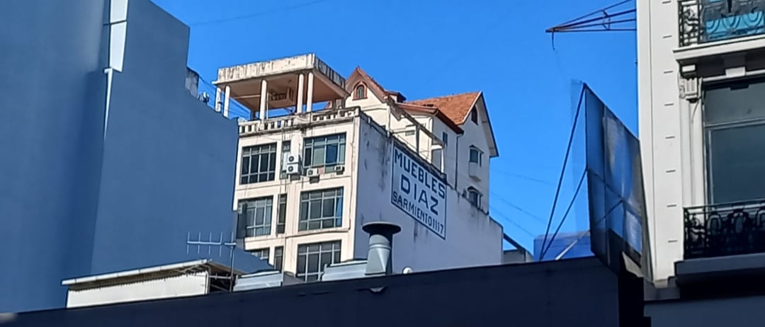 La arquitectura de la casa está inspirada en el estilo normando, que su dueño había apreciado sobre todo en Mar del Plata